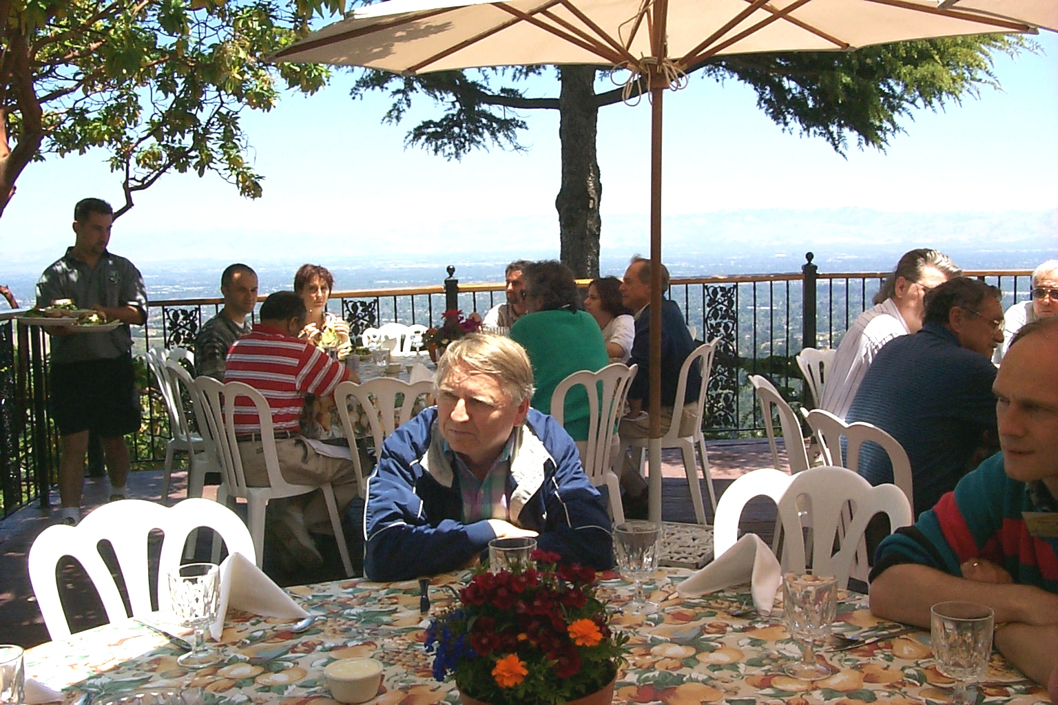 lunch16.jpg (864720 bytes)